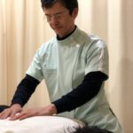 背骨ゆらゆら整体をする院長