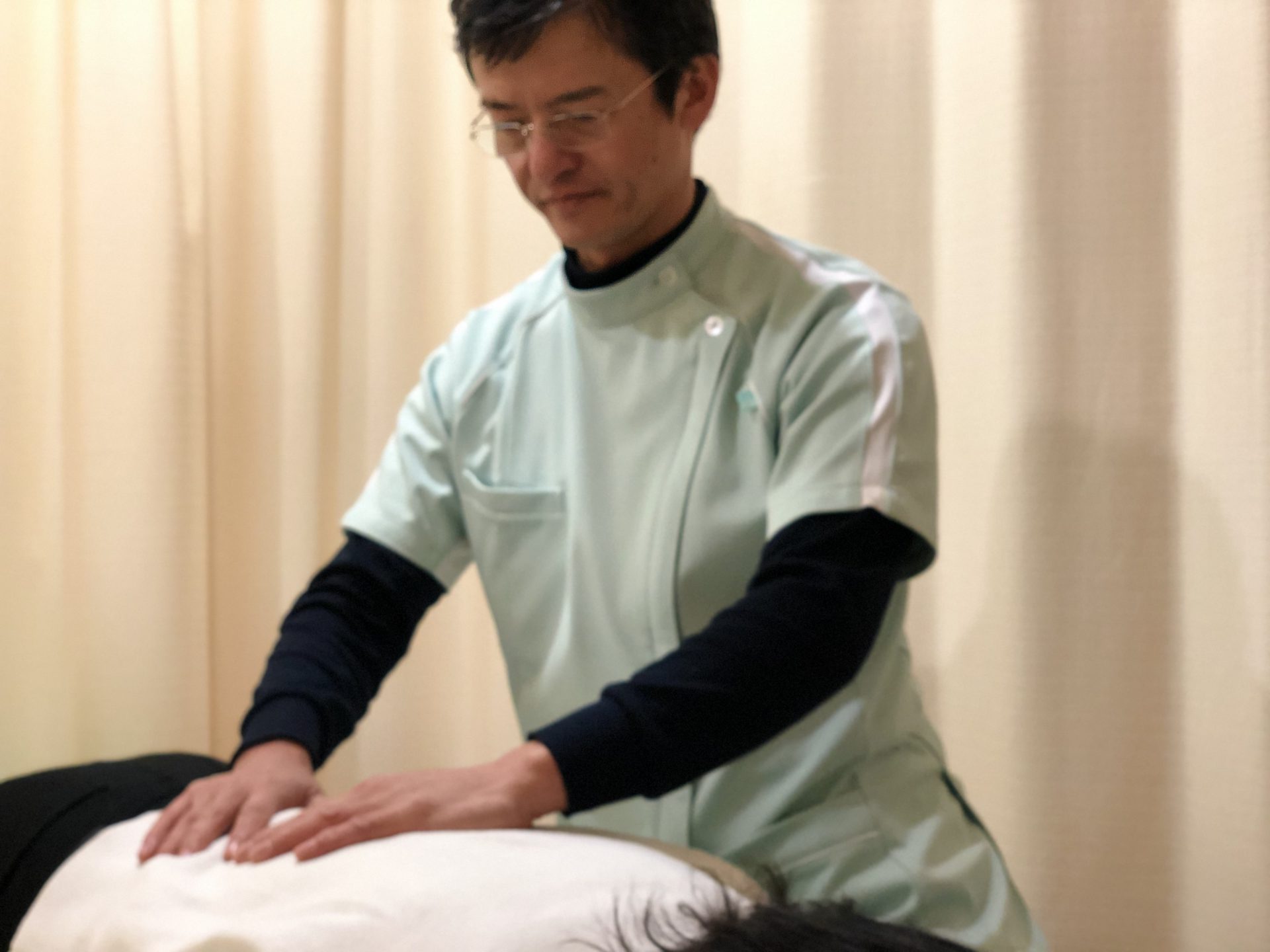 背骨ゆらゆら整体をする院長