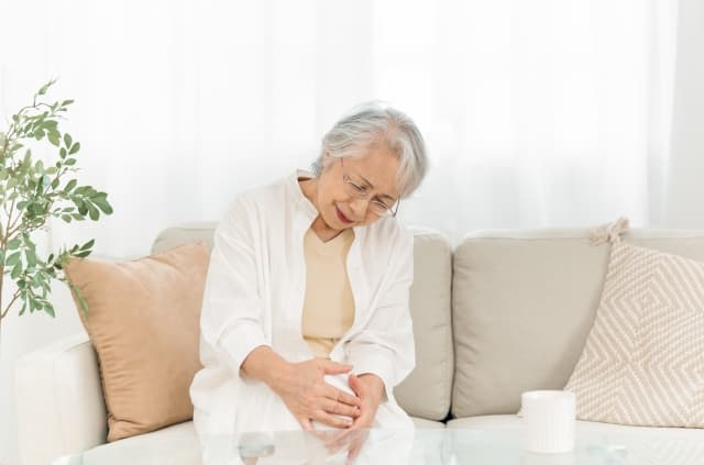 立ち上がる時にひざが痛い高齢者