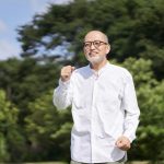外で元気に運動する高齢者