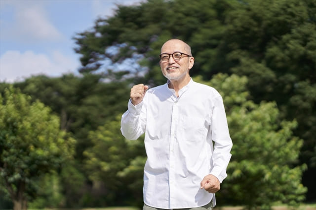 外で元気に運動する高齢者