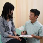 患者様に説明するけん幸整体院こまつの院長