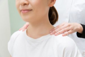 肩をマッサージする整体