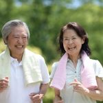 ランニングする高齢者