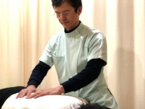 施術をするけん幸整体院こまつの院長