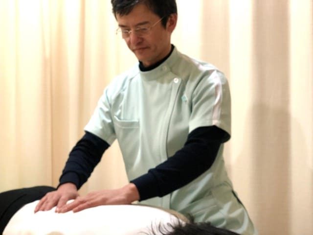 施術をするけん幸整体院こまつの院長