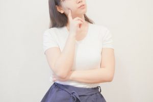 考える女性