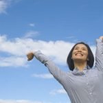 明るい毎日を過ごす女性