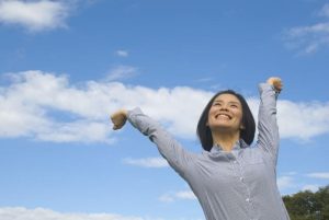 明るい毎日を過ごす女性