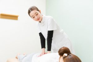 マッサージする女性整体師