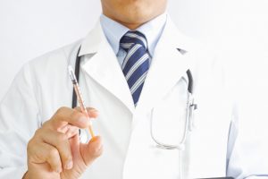 注射をする医者