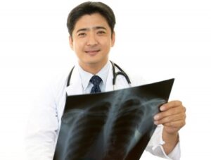 レントゲン写真で説明する医師