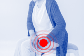 太ももや膝が痛い高齢の女性