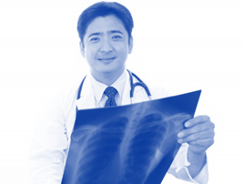 レントゲン写真を持つ医師